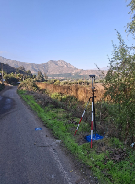 Equipo GNSS instalado junto a camino rural