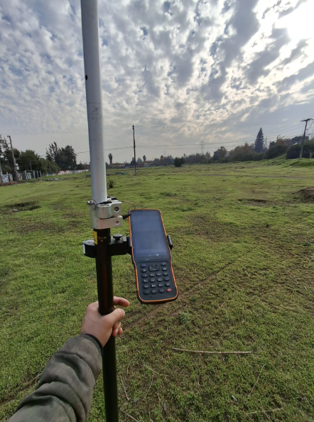Controlador GNSS durante levantamiento